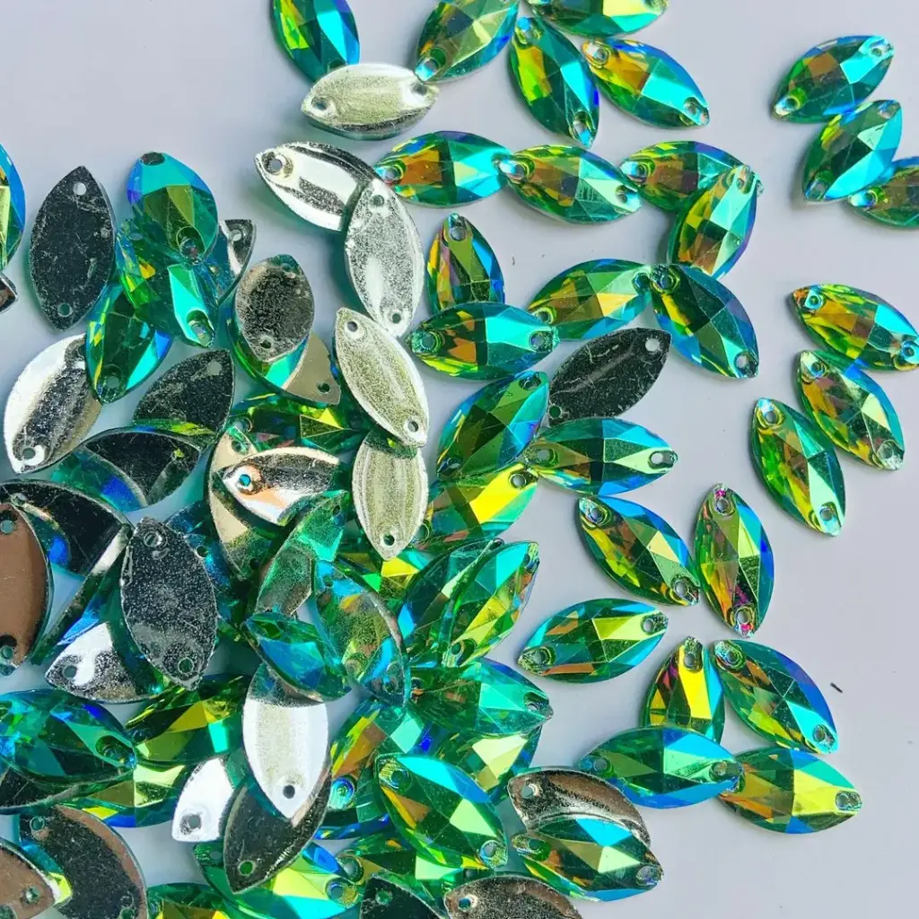 PIEDRAS DE ACRÍLICO - NAVETTE - ESMERALD AB - 9x18 - (x100)